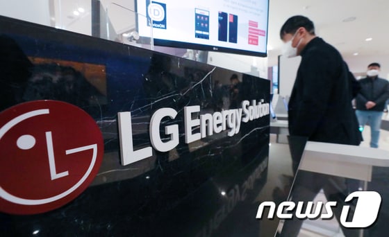 서울 영등포구 여의도 파크원에 입주한 LG에너지솔루션 본사 로비에서 직원들이 오가고 있다. 2022.3.23/뉴스1 © News1 민경석 기자