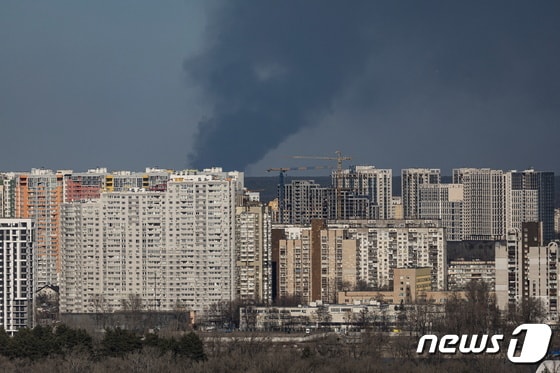 22일(현지시간) 우크라이나 수도 키이우에 러시아 군의 포격을 받아 검은 연기가 솟아오르고 있다. © 로이터=뉴스1 © News1 우동명 기자
