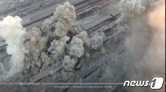 우크라이나 마리우폴에서 한 공업시설이 검은 연기를 내뿜고 있다. 2022. 3. 22. © 로이터=뉴스1 © News1 최서윤 기자
