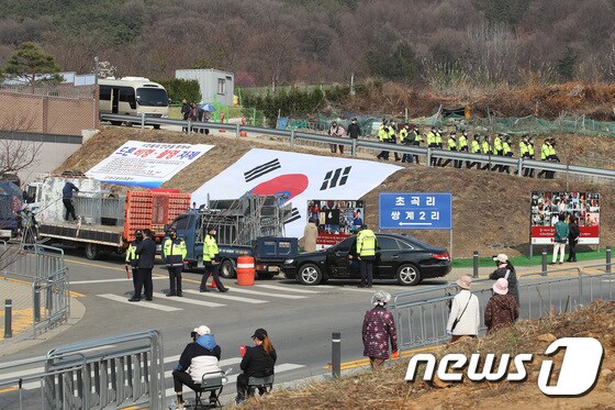 박근혜 전 대통령 귀향과 입주를 하루 앞둔 23일 오후 경찰이 대구 달성군 유가읍 사저 주변에 대한 경비를 강화하고 있다. 2022.3.23/뉴스1 © News1 공정식 기자