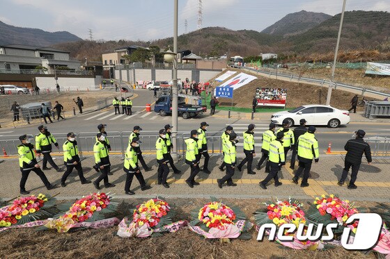박근혜 전 대통령 귀향과 입주를 하루 앞둔 23일 오후 경찰이 대구 달성군 유가읍 사저 주변에 대한 경비를 강화하고 있다. 2022.3.23/뉴스1 © News1 공정식 기자