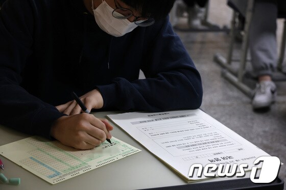 고3 학생이 3월 전국연합학력평가 답안지를 작성하고 있다. /뉴스1 © News1 사진공동취재단