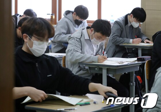 한 고등학교에서 학생들이 전국연합학력평가를 치르고 있다. /뉴스1 © News1 유경석 기자