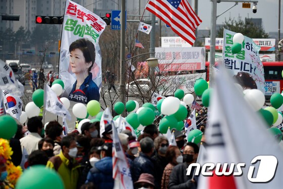 24일 오후 대구시 달성군 박근혜 전 대통령의 사저 앞에 박근혜 전 대통령 환영 인파가 모여있다. 2022.3.24/뉴스1 © News1 이승배 기자