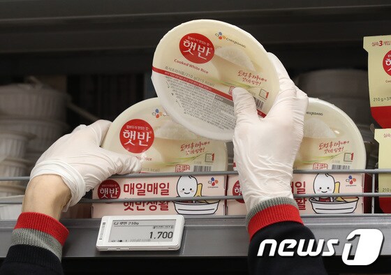 서울의 한 대형마트에 진열된 햇반. /뉴스1 © News1 박지혜 기자