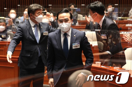 더불어민주당 신임 원내대표에 선출된 박홍근 의원이 24일 국회에서 열린 의원총회에서 당선인사를 위해 단상으로 이동하고 있다. 2022.3.24/뉴스1 © News1 이동해 기자