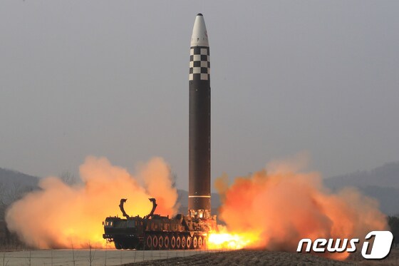 (평양 노동신문=뉴스1) = 북한의 신형 대륙간탄도미사일(ICBM) '화성-17형'. [국내에서만 사용가능. 재배포 금지. DB 금지. For Use Only in the Republic of Korea. Redistribution Prohibited] rodongphoto@news1.kr