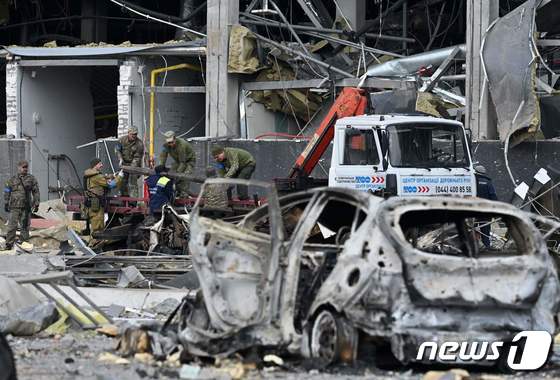  우크라이나 수도 키이우에서 러시아 군의 로켓 공격을 받아 파괴된 건물과 차량의 모습. © AFP=뉴스1 © News1 우동명 