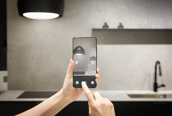 코웨이 AR 카탈로그 앱으로 실내에 정수기 제품을 가상으로 배치해 보는 모습.(코웨이 제공)© 뉴스1