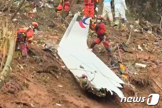 중국 남단 광시좡족자치구 우저우 텅현 인근 동방항공 여객기 추락 사고 현장 2022.03.24 © AFP=뉴스1 © News1 정윤미 기자