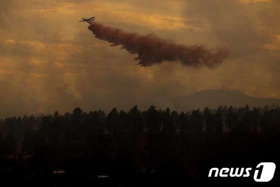26일 (현지시간) 산불이 발생한 콜로라도주 볼더에서 소방 헬기가 진화 작업을 하고 있다. © AFP=뉴스1 © News1 우동명 기자
