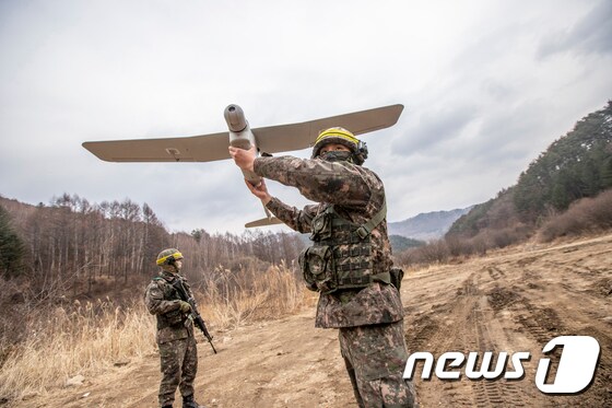  '여단급 KCTC 쌍방훈련'에 참가한 장병들이 무인항공기(UAV)를 운용하는 모습. (육군 제공) 2022.3.28/뉴스1