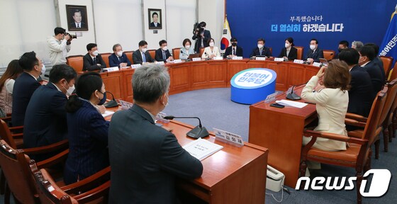 28일 오전 서울 여의도 국회에서 더불어민주당 비상대책위원회의가 열리고 있다. 2022.3.28/뉴스1 © News1 허경 기자