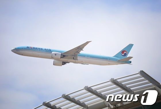 인천국제공항 1터미널 출국장에서 대한항공 비행기가 이륙을 하고 있다.. 2022.3.29/뉴스1 © News1 권현진 기자