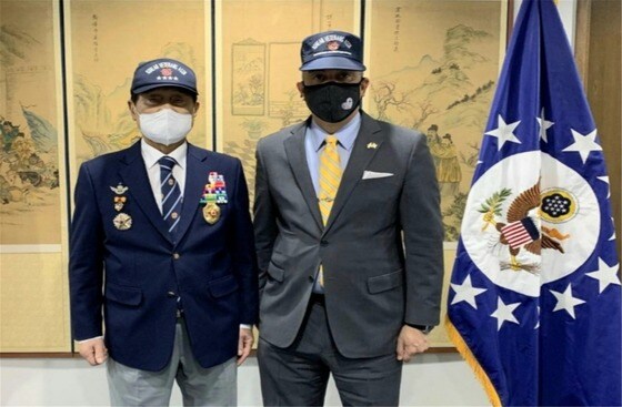 김진호 향군 회장(왼쪽)과 크리스토퍼 델 코소 주한 미국대사대리. (향군 제공)© 뉴스1