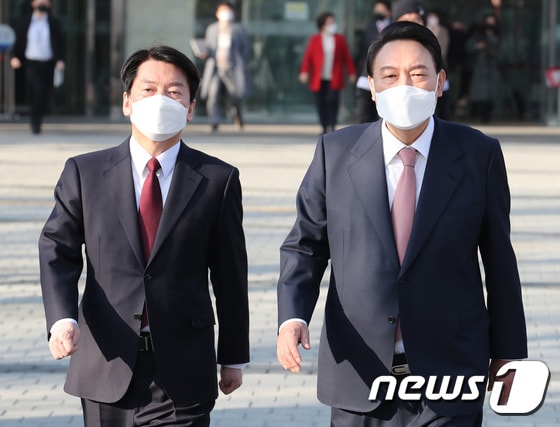 안철수 국민의당 대표(왼쪽), 윤석열 국민의힘 대선 후보. © News1