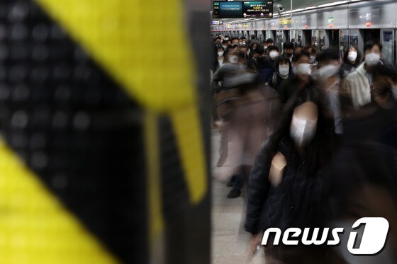 30일 오전 서울 종로구 광화문역에서 시민들이 마스크를 착용한 채 출근하고 있다.  2022.3.30/뉴스1 © News1 조태형 기자