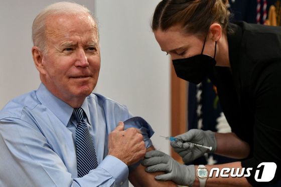 조 바이든 미국 대통령이 30일(현지시간) 워싱턴 백악관에서 미 식품의약국(FDA) 승인 하루 만에 코로나19 화이자 백신 2차 부스터샷(4차 접종)을 맞고 있다. © AFP=뉴스1 © News1 우동명 기자