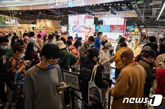 포서의 한 슈퍼마켓에서 물건을 사기 위해 대기하고 있는 시민들이 장사진을 치고 있다. © AFP=뉴스1 © News1 박형기