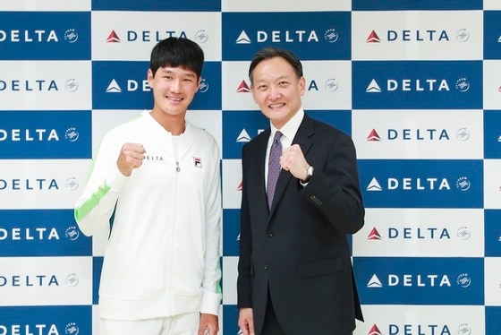 권순우 선수(왼쪽)와 김성수 델타항공 한국 대표가 공식 후원을 맺고 기념 사진을 촬영하고 있다. 델타항공 제공