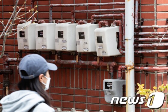 지난3월31일 서울시내 한 다세대주택 가스계량기 앞을 주민이 지나고 있다. 2022.3.31/뉴스1 © News1 DB
