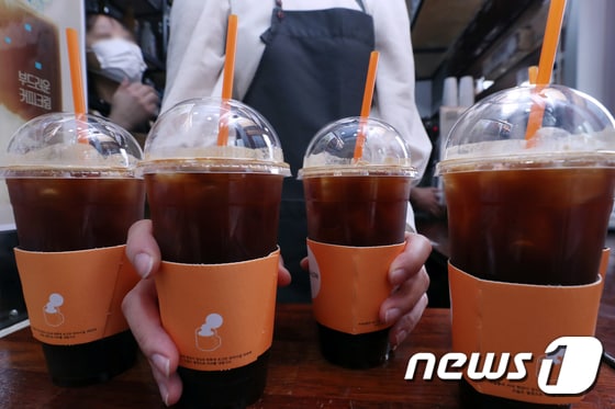 서울의 한 커피전문점에서 음료가 일회용 플라스틱컵에 담겨 나오고 있다. /뉴스1 © News1 민경석 기자