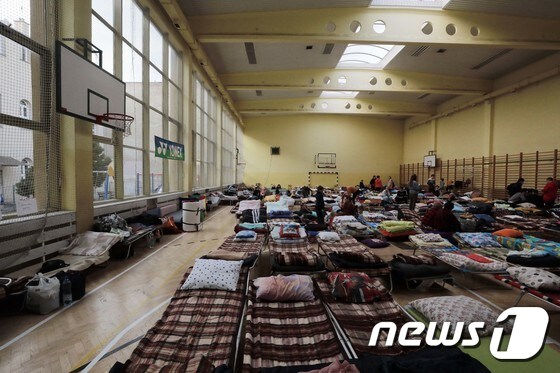 우크라이나 접경 도시인 폴란드 프셰미실 문화센터에 마련된 피란민 대피소에서 피란민들이 휴식을 취하고 있다. 2022.3.4/뉴스1 © News1 조태형 기자
