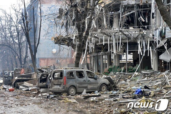 3일(현지시간) 우크라이나 하르키우에서 러시아 군의 폭격을 받아 파괴된 건물이 보이고 있다. © AFP=뉴스1 © News1 우동명 기자