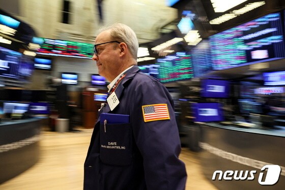 NYSE 한 트레이더가 플로어를 지나가고 있다.  © 로이터=뉴스1