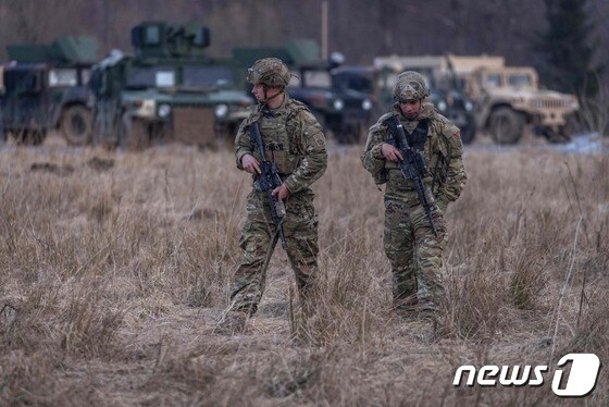 3일(현지시간) 우크라이나 접경인 폴란드 아르와무프의 군 캠프에서 미군이 경계를 하고 있다. © AFP=뉴스1 © News1 우동명 기자