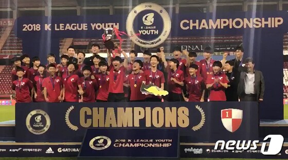 A씨가 지도한 부산 아이파크의 유소년팀이 지난 2018년 열린 'K리그 U14 챔피언십대회'에서 우승한 모습.(부산 아이파크 구단 홈페이지서 갈무리) © 뉴스1