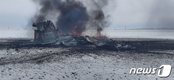 4일 (현지시간) 우크라이나 볼노바카에서 러시아 수호이 Su-25 전투기가 격추돼 불에 타고 있다. © AFP=뉴스1 © News1 우동명 기자