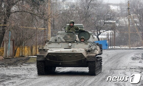5일(현지시간) 우크라이나 도네츠크 지역에서 친 러시아 반군이 장갑차를 타고 순찰을 하고 있다. © 로이터=뉴스1