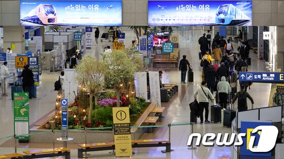 6일 인천국제공항 1터미널 입국장에서 해외입국자들이 방역요원의 안내를 따라 이동하고 있다. 2022.3.6/뉴스1 © News1 안은나 기자