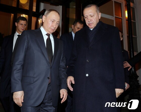 블라디미르 푸틴 러시아 대통령(좌)과 레제프 타이이프 에르도안 터키 대통령. © 로이터=뉴스1 © News1 정윤영 기자