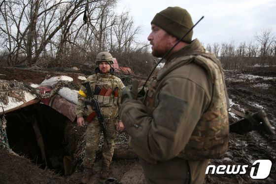 6일 (현지시간) 우크라이나 루간스크 지방에서 러시아 군, 친러시아 반군과 전투를 치른 우크라이나 군이 벙커 앞에서 얘기를 하고 있다. © AFP=뉴스1 © News1 우동명 기자