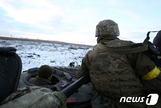 6일 (현지시간) 우크라이나 루간스크 지방에서 러시아 군, 친러시아 반군과 전투를 치른 우크라이나 군이 장갑차를 타고 있다. © AFP=뉴스1 © News1 우동명 기자