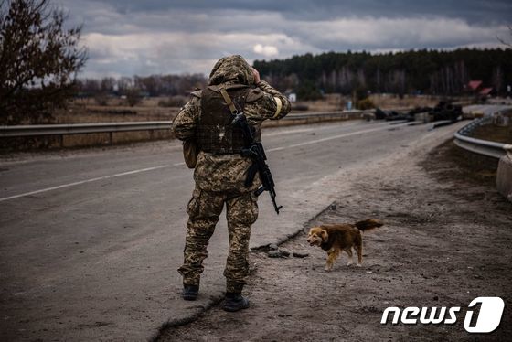 지난 6일(현지시간) 우크라이나 수도 키이우 인근 브로바리의 군인. © AFP=뉴스1 © News1 우동명 기자