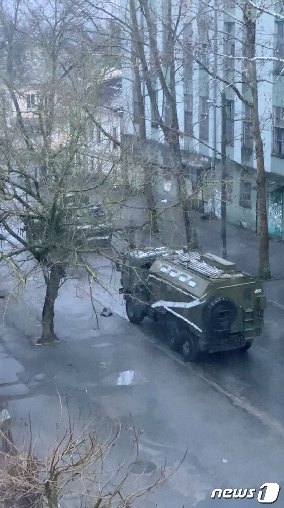 우크라이나 헤르손 거리에 Z 표식을 단 러시아군 전차가 지나가고 있다. 2022. 3. 1. © 로이터=뉴스1 © News1 최서윤 기자