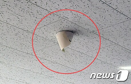 종이로 렌즈 가린 부천시선관위 사무국장실 CCTV © 뉴스1