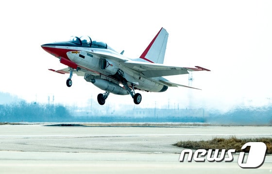공군 제1전투비행단 T-50 고등훈련기가 광주 군공항 활주로에서 이륙하고 있다.(공군1전비 제공)/뉴스1 