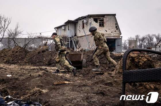 31일 (현지시간) 러시아 군의 공세 강화 속 우크라이나 하르키우에서 병사들이 전선으로 달려 가고 있다. © AFP=뉴스1 © News1 우동명 기자