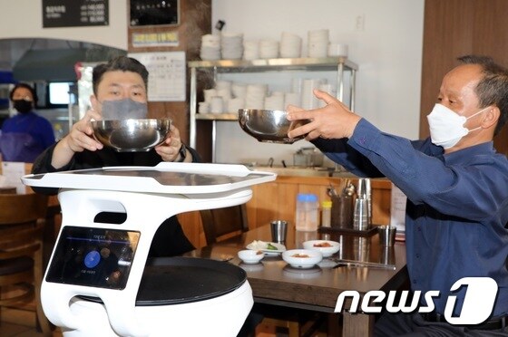 제주 서귀포시 한 식당에서 KT의 AI 서빙로봇이 손님에게 음식을 나르고 있다.(자료사진) 2022.4.1/뉴스1 © News1 