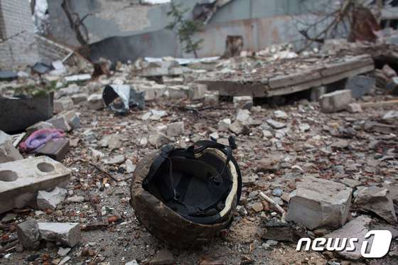 우크라이나 체르니히우에서 러시아 군의 포격을 받아 파괴된 건물 잔해 속에 병사의 피 묻은 헬멧이 보인다. © AFP=뉴스1 © News1 우동명 기자