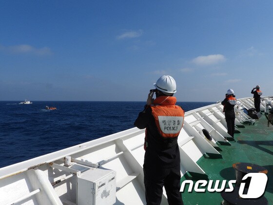 해양경찰청 대원들이 10일 대만 해역에서 실종된 '교토1호' 수색활동을 벌이고 있다. (외교부 제공) 2022.4.11/뉴스1