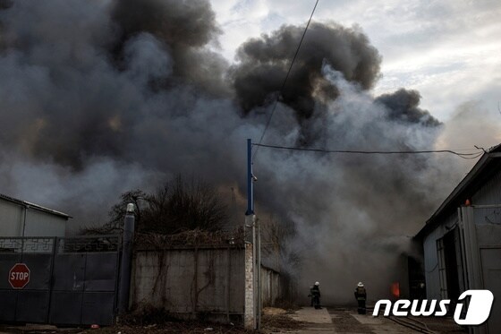 11일 (현지시간) 우크라이나 하르키우에서 러시아 군의 포격을 받아 공장서 검은 연기가 치솟고 있다. © 로이터=뉴스1 © News1 우동명 기자