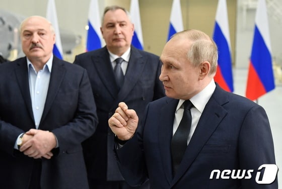 블라디미르 푸틴 러시아 대통령은 12일(현지시간) 우주의날을 맞아 알렉산드르 루카셴코 벨라루스 대통령(왼)과 보스토니치 우주기지를 방문했다. © 로이터=뉴스1 © News1 최서윤 기자
