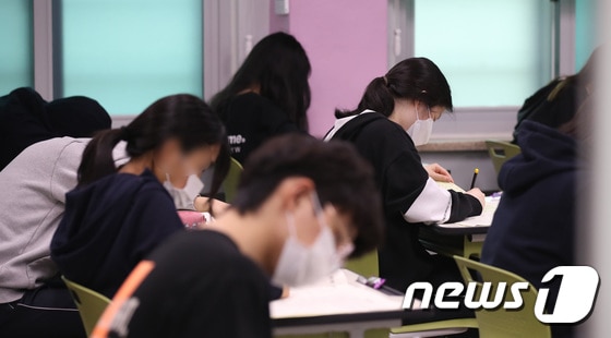 한 고등학교에서 고3 학생들이 시험을 보고 있다. 2022.4.13/뉴스1 © News1 박지혜 기자