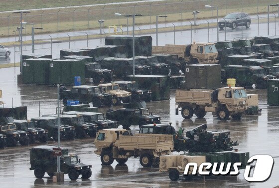 경기 평택 주한미군기지 '캠프 험프리스'에 미군 차량들이 주차돼 있다. 2022.4.13/뉴스1 © News1 김영운 기자