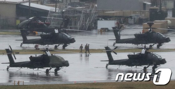 경기 평택 팽성읍 주한미군 캠프 험프리스에 헬기가 계류돼 있다. 2022.4.13/뉴스1 © News1 김영운 기자